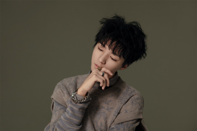 Vương Tuấn Khải tập tành gợi cảm Ảnh 7