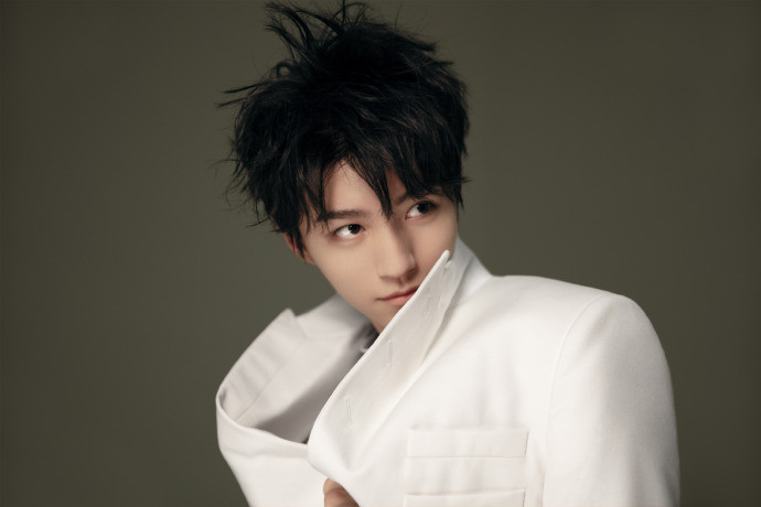 Vương Tuấn Khải tập tành gợi cảm Ảnh 8