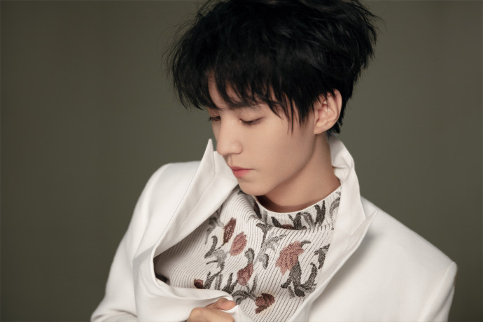 Vương Tuấn Khải tập tành gợi cảm Ảnh 9