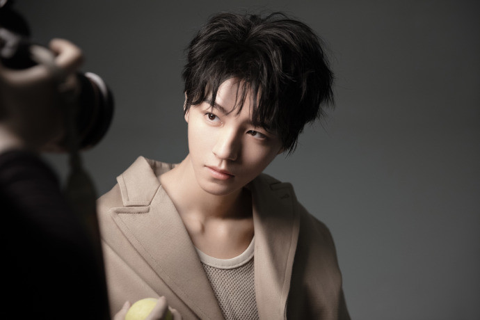 Vương Tuấn Khải tập tành gợi cảm Ảnh 10