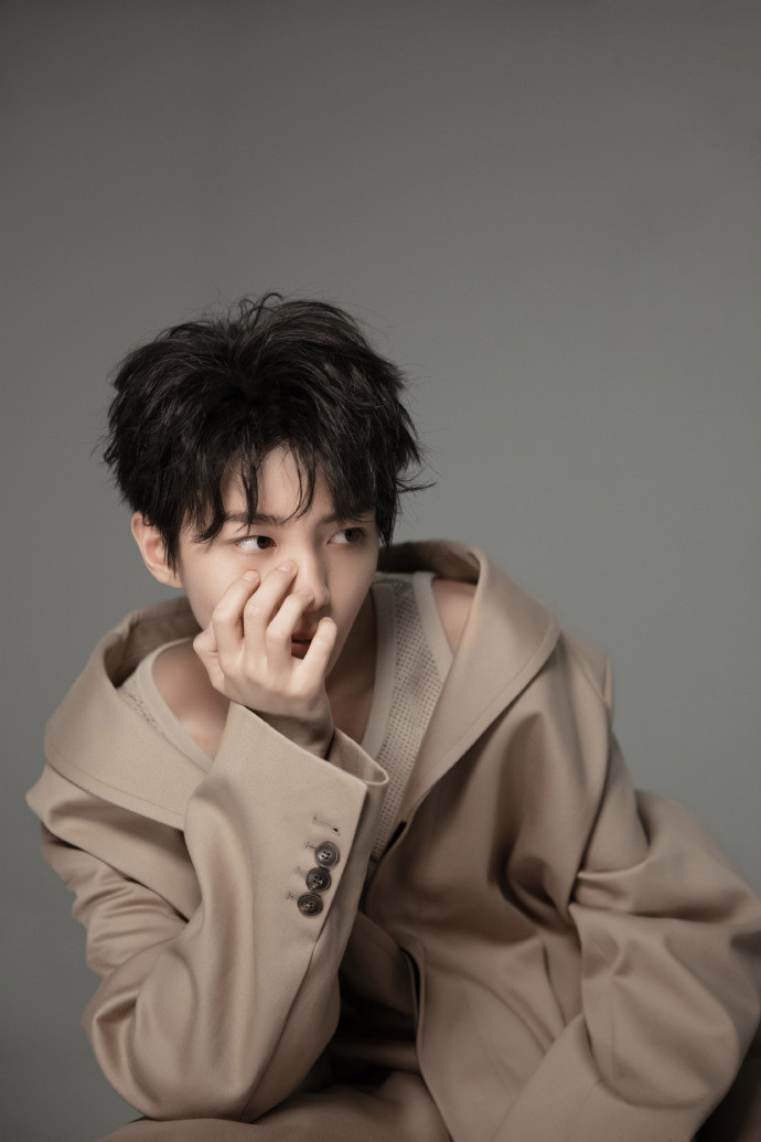 Vương Tuấn Khải tập tành gợi cảm Ảnh 11