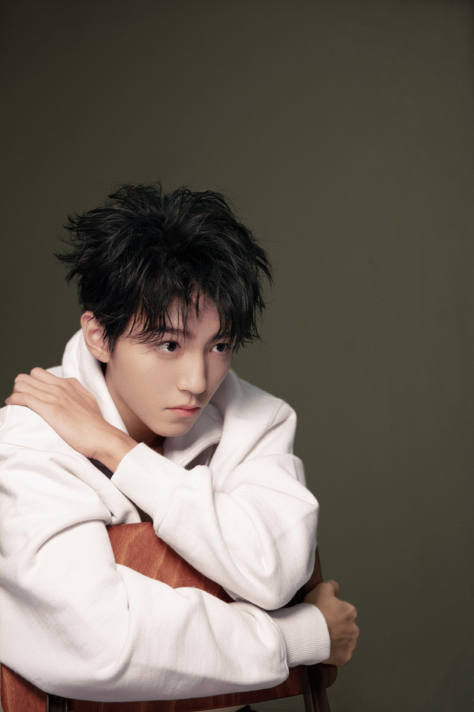 Vương Tuấn Khải tập tành gợi cảm Ảnh 3