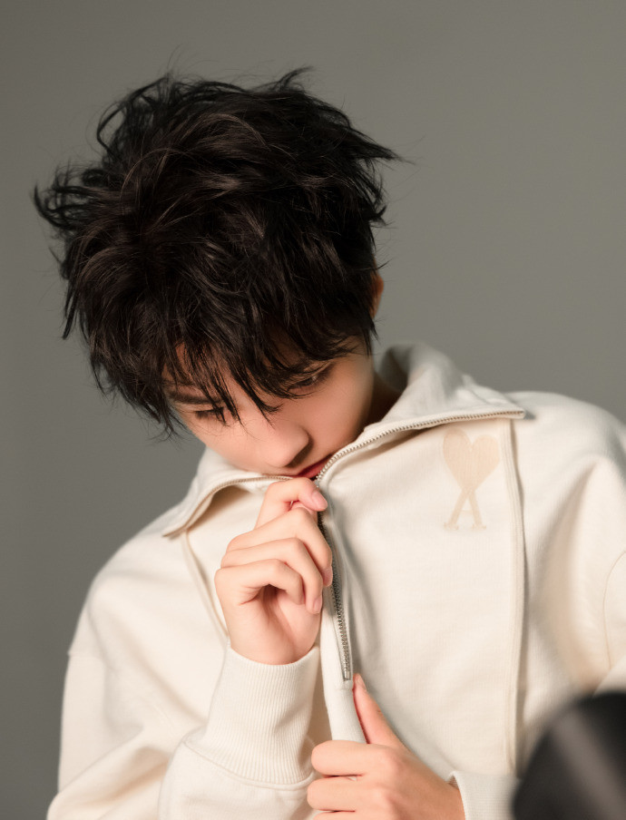 Vương Tuấn Khải tập tành gợi cảm Ảnh 4