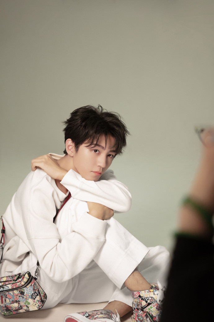 Vương Tuấn Khải tập tành gợi cảm Ảnh 5