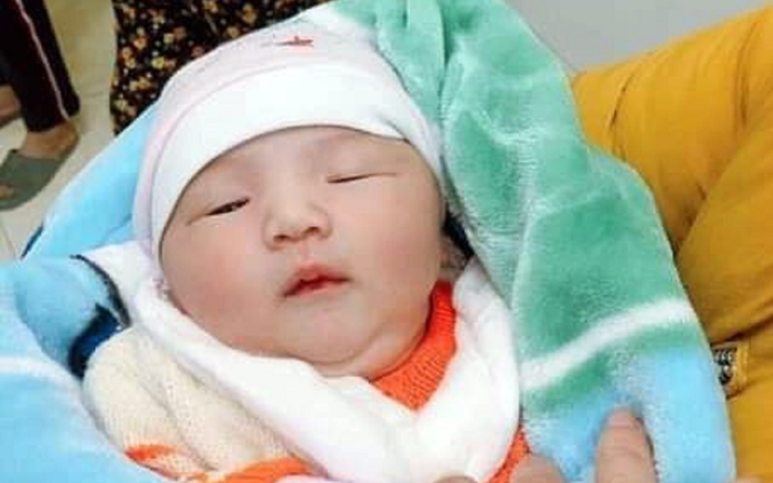 Bé gái sơ sinh nặng 4 kg bị bỏ rơi ở lề đường kèm lá thư 'nhờ nuôi giúp cháu khôn lớn' Ảnh 2