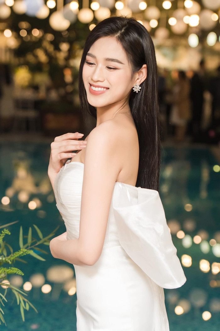 Trong thiết kế này, Đỗ Thị Hà không chỉ khoe trọn đường cong cơ thể mà còn tôn lên bờ vai trần nuột nà