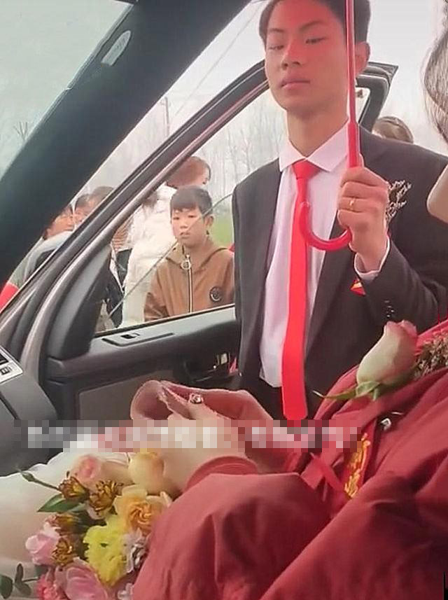 Cô dâu mải mê đếm tiền trong xe cưới khiến chú rể sốt ruột.