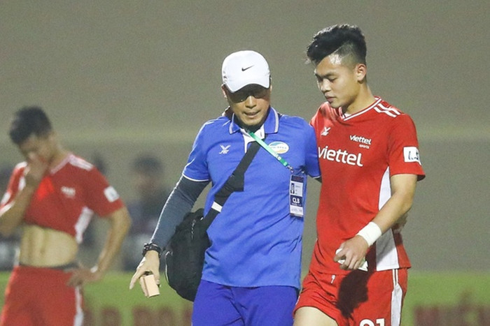 Đức Chiến đứt dây chằng gối, nghỉ hết năm 2021.