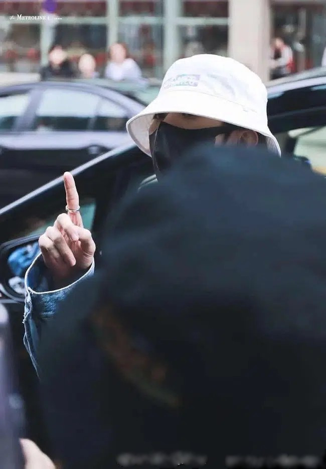 Không chỉ 'đụng hàng' về kiểu nón mà ngay cả màu sắc cũng giống....