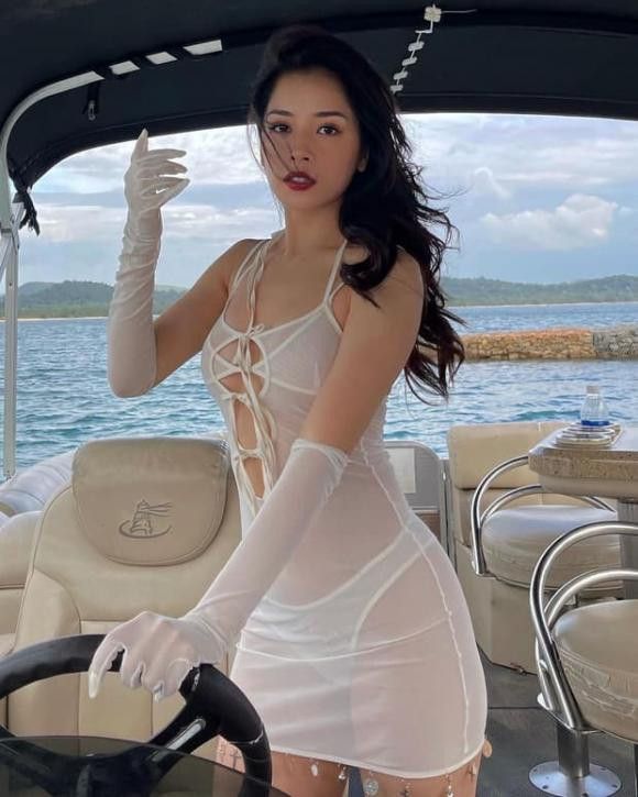 Trước đó, cô nàng từng khiến nhiều người bất ngờ với kiểu váy áo xem như 'mặc như không'. 