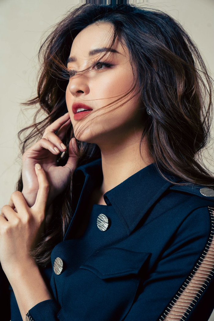 Phong cách chụp ảnh đơn giản gợi nhớ tới những minh tinh Châu Á cực kỳ dịu dàng và xinh đẹp với thần thái kiêu sa