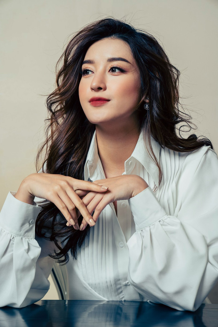 Trong bộ ảnh này, Á hậu Huyền My không diện những trang phục lộng lẫy, cầu kỳ như thường thấy mà sử dụng những thiết kế đơn giản với hai tông màu chủ yếu là trắng & đen.