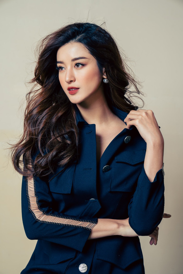 Với mái tóc uốn xoăn nhẹ nhàng không cầu kỳ, Huyền My hút hồn người xem bằng nụ cười và ánh mắt trong veo tựa ‘nàng thơ’. 