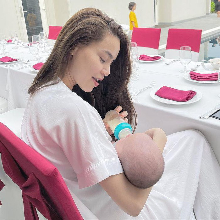 Nhiều người cho rằng có lẽ Hà Hồ đã sớm cạo tóc máu cho các con