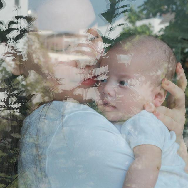 Cô nàng Lisa cũng không nhiều tóc hơn Leon là bao