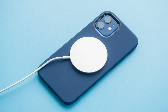 Để hạn chế rủi ro tiềm ẩn, người dùng cần giữ thiết bị y tế ở khoảng cách 15 cm so với iPhone 12 và 30 cm so với sạc MagSafe. (Ảnh: PhoneArena)