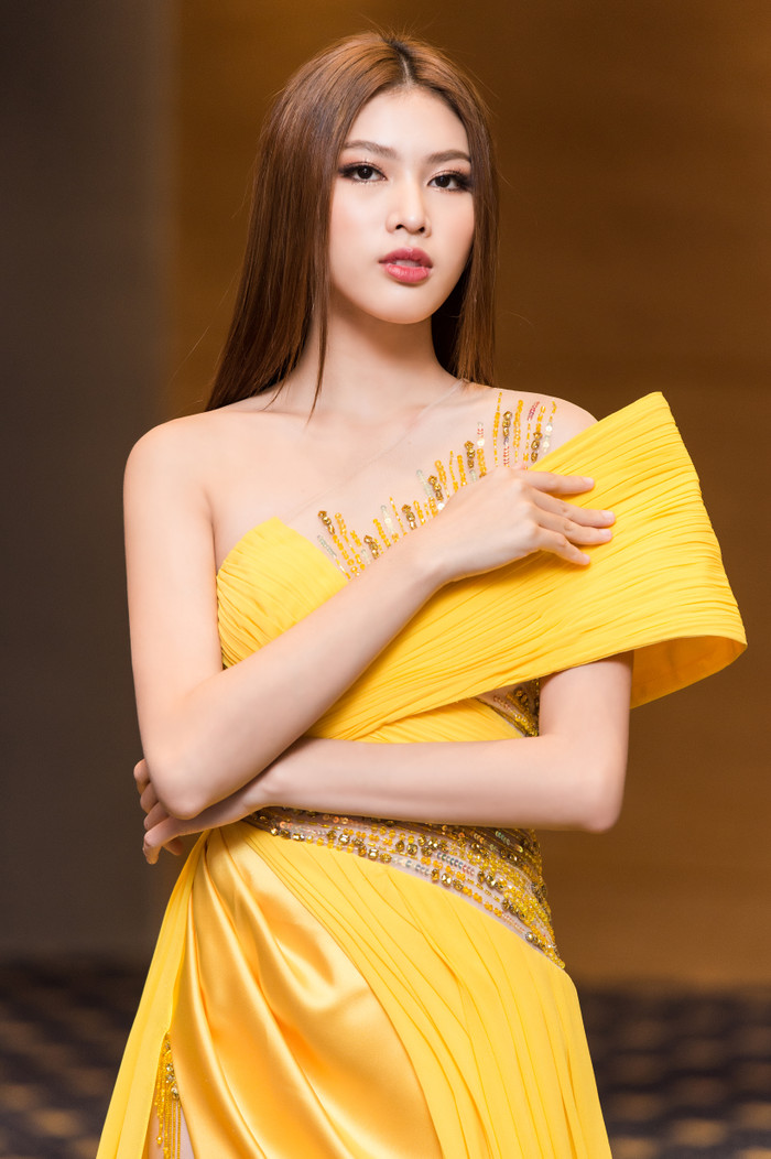 Á hậu Ngọc Thảo khiến fan phấn khích vì 'nét Miss Grand' trong chiếc váy xẻ cao tuyệt mỹ Ảnh 9