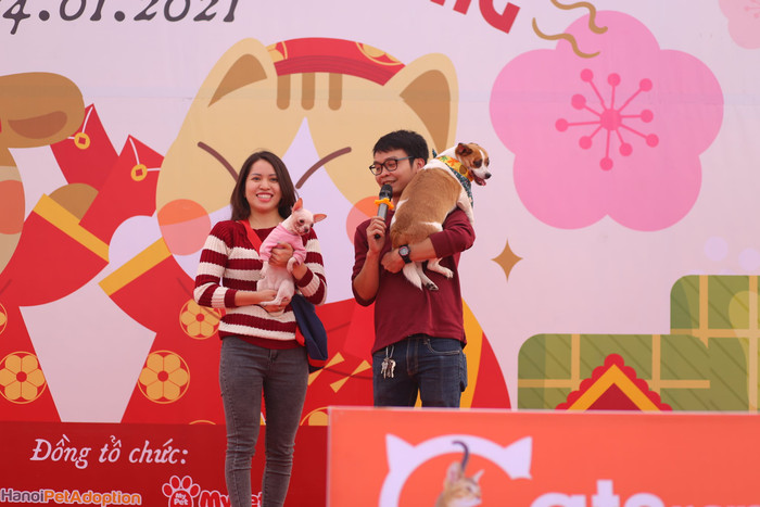 Không chỉ là nơi để các “hoàng thượng” và đại boss đọ sắc, sân khấu của Hội chợ Xuân cho thú cưng còn được lắng nghe những kỷ niệm vui vẻ, đáng nhớ giữa “sen” và “boss”.