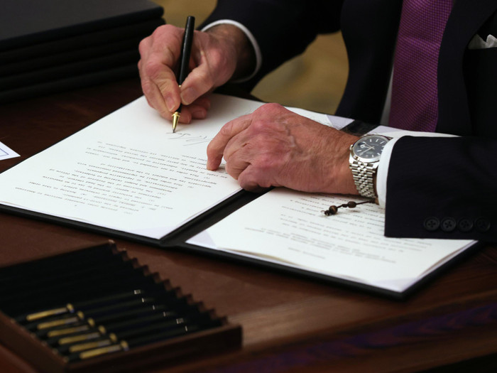 Tổng thống Joe Biden không phải là vị Tổng thống Mỹ đầu tiên đeo một chiếc đồng hồ từ Rolex. (Ảnh: Alex Wong | Getty Images)