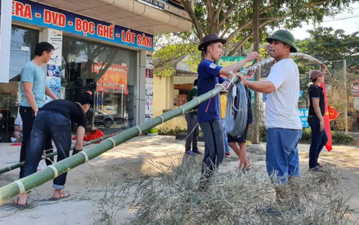 Dựng cây nêu, 3 thanh niên bị điện giật thương vong Ảnh 2