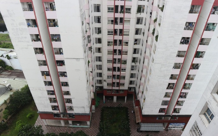 Một học sinh cấp 3 rơi lầu nằm bất động dưới sân chung cư Ảnh 2