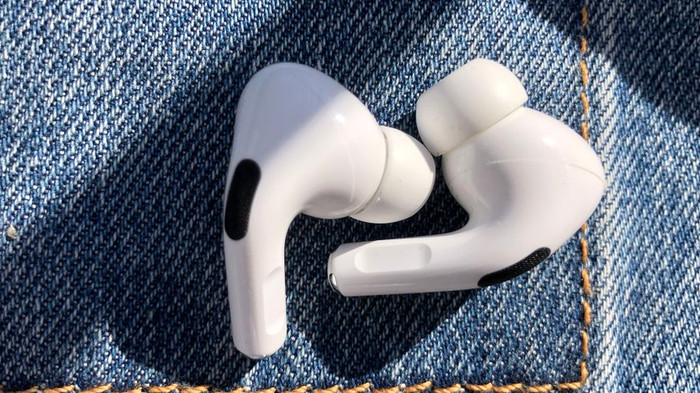 AirPods Pro đời đầu ra mắt vào tháng 11/2019. Ảnh: Mashable