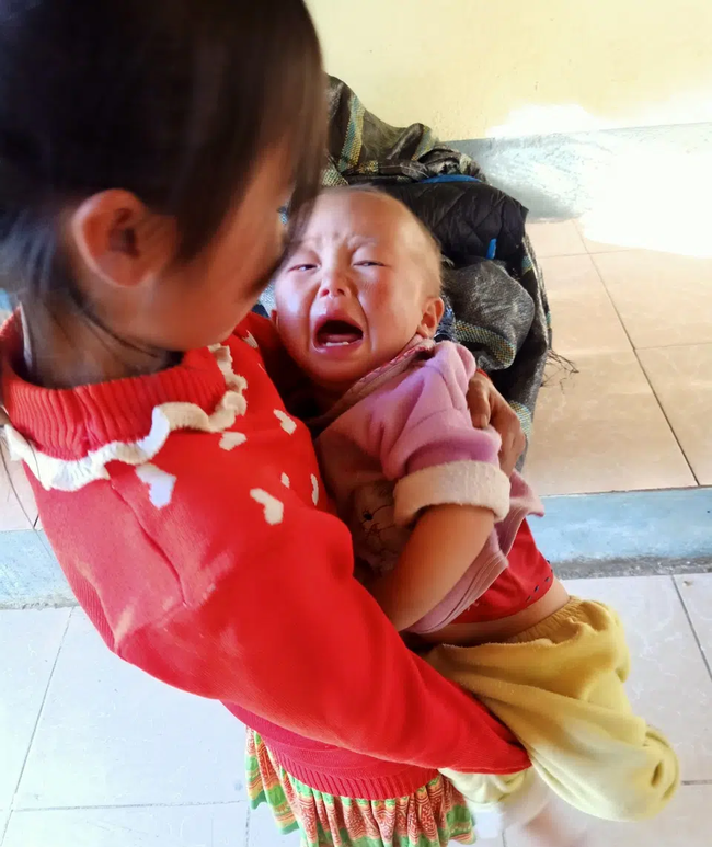 Hình ảnh em bé khóc vì đói.