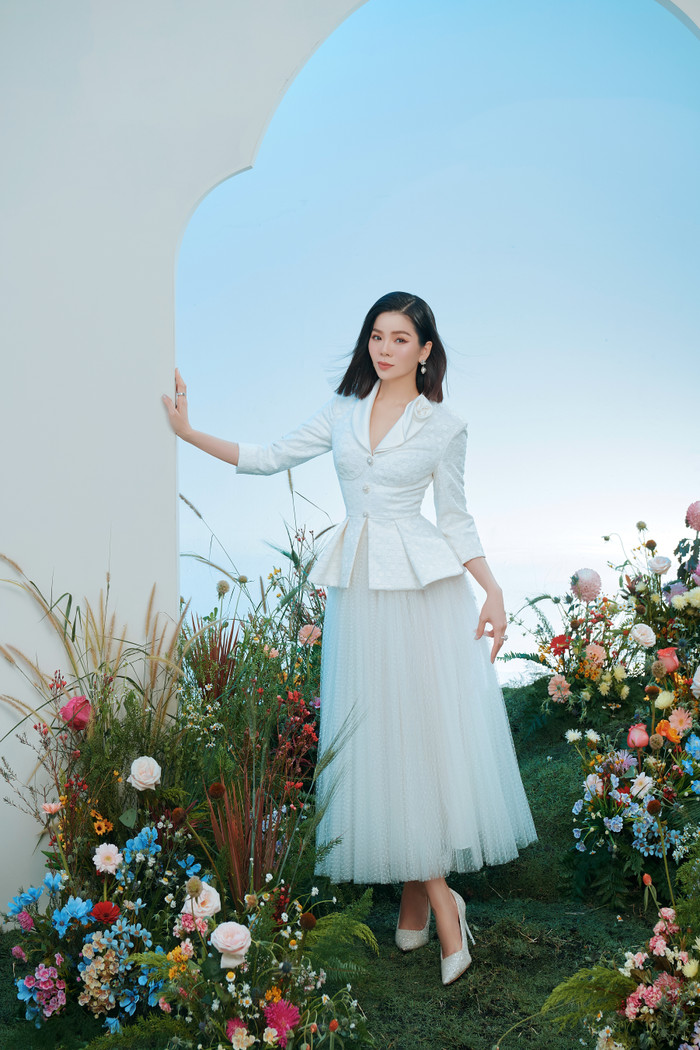 Lệ Quyên khoe thềm ngực căng tràn, quyến rũ bội phần sau khi công khai 'tình trẻ' Ảnh 4