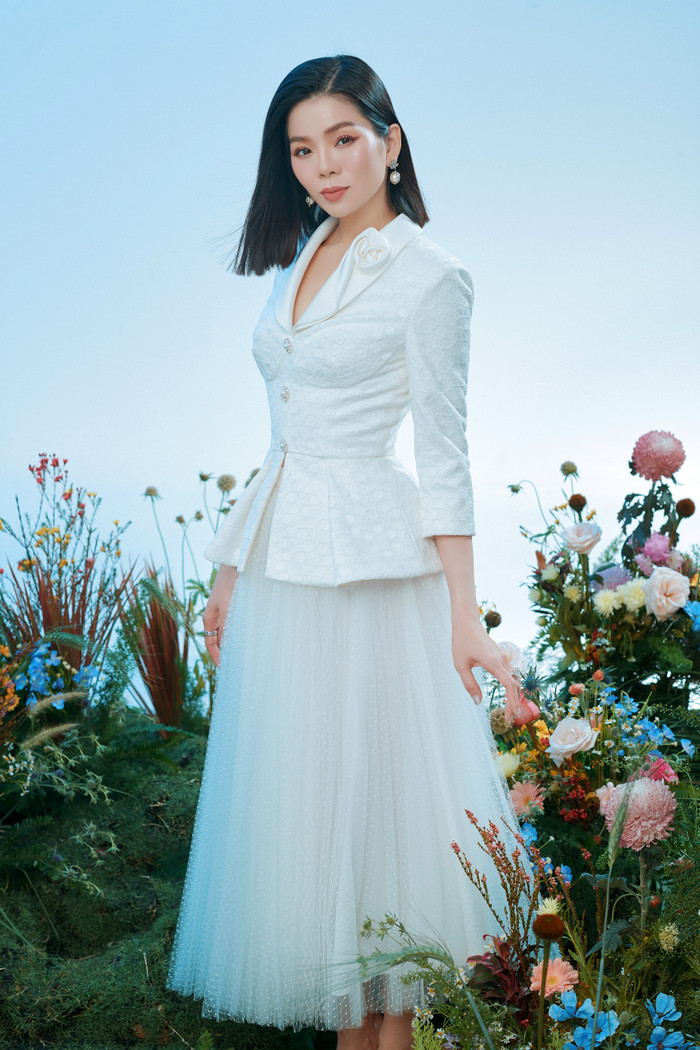 Lệ Quyên khoe thềm ngực căng tràn, quyến rũ bội phần sau khi công khai 'tình trẻ' Ảnh 5