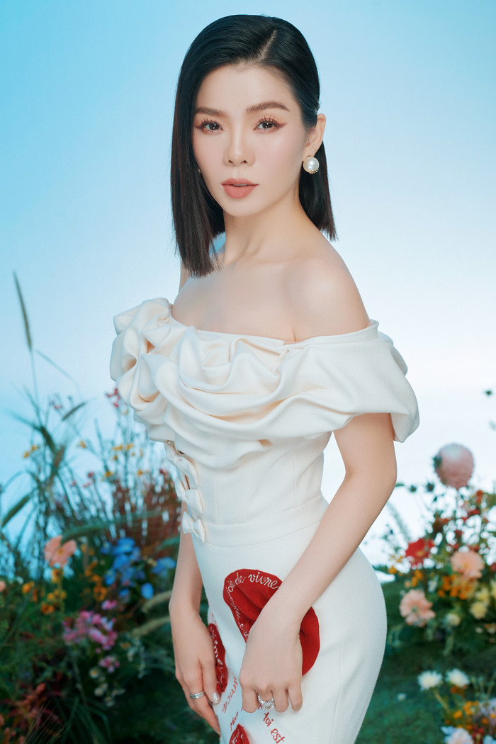 Lệ Quyên khoe thềm ngực căng tràn, quyến rũ bội phần sau khi công khai 'tình trẻ' Ảnh 11