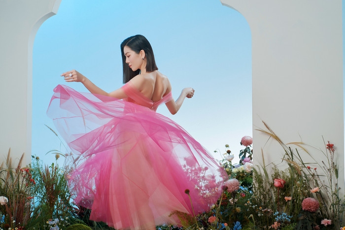 Lệ Quyên khoe thềm ngực căng tràn, quyến rũ bội phần sau khi công khai 'tình trẻ' Ảnh 14