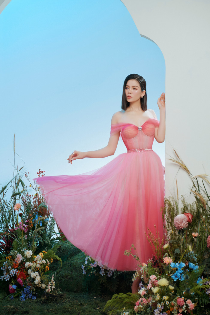 Lệ Quyên khoe thềm ngực căng tràn, quyến rũ bội phần sau khi công khai 'tình trẻ' Ảnh 15