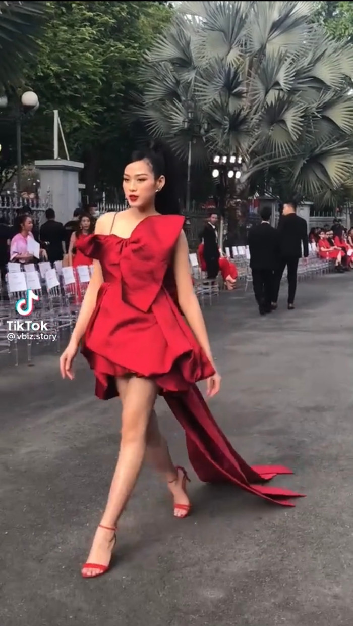 Đỗ Thị Hà bị soi sắc vóc qua clip chưa chỉnh sửa, đôi chân dài trứ danh khiến dân tình tranh cãi Ảnh 3