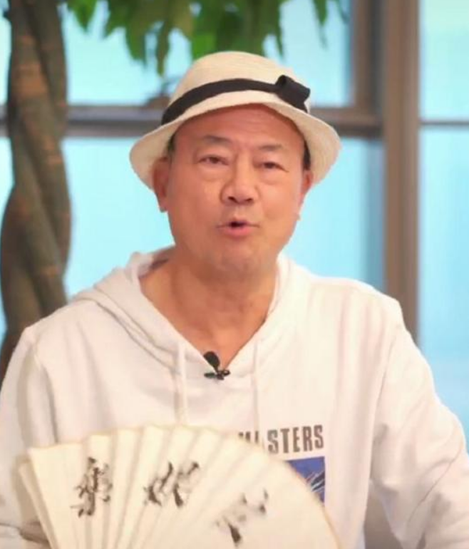 Người phóng viên giải trí nói về tin đồn mang thai hộ của Angelababy