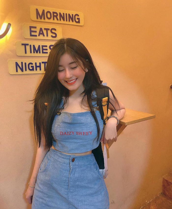 Hotgirl Võ Ngọc Trân có lẽ không phải là cái tên quá xa lạ với những bạn trẻ thường xuyên sử dụng các trang mạng xã hội. Ngay từ khi còn là một học sinh cấp 3, những hình ảnh được chia sẻ trên trang facebook cá nhân của cô bạn đã chiếm sóng nhiều diễn đàn trai xinh gái đẹp đình đám của Việt Nam. Không chỉ nổi tiếng trong nước, hình ảnh 10X này còn được các trang báo của Trung Quốc và Hàn Quốc đặc cách cho danh hiệu “nữ hoàng không góc chết”.