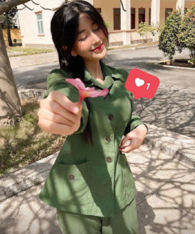 Mới đây, nữ sinh khoe nhẹ với dân tình về khoá học quân sự. Khi khoác lên trên mình bộ quân phục màu xanh, Ngọc Trân đã khiến nhiều người xuýt xoa với nét đẹp dịu dàng, đúng lứa tuổi của cô bạn. Phải thừa nhận rằng, dù diện trang phục đơn giản, kín đáo nhưng Võ Ngọc Trân vẫn xinh đẹp hết nấc. 