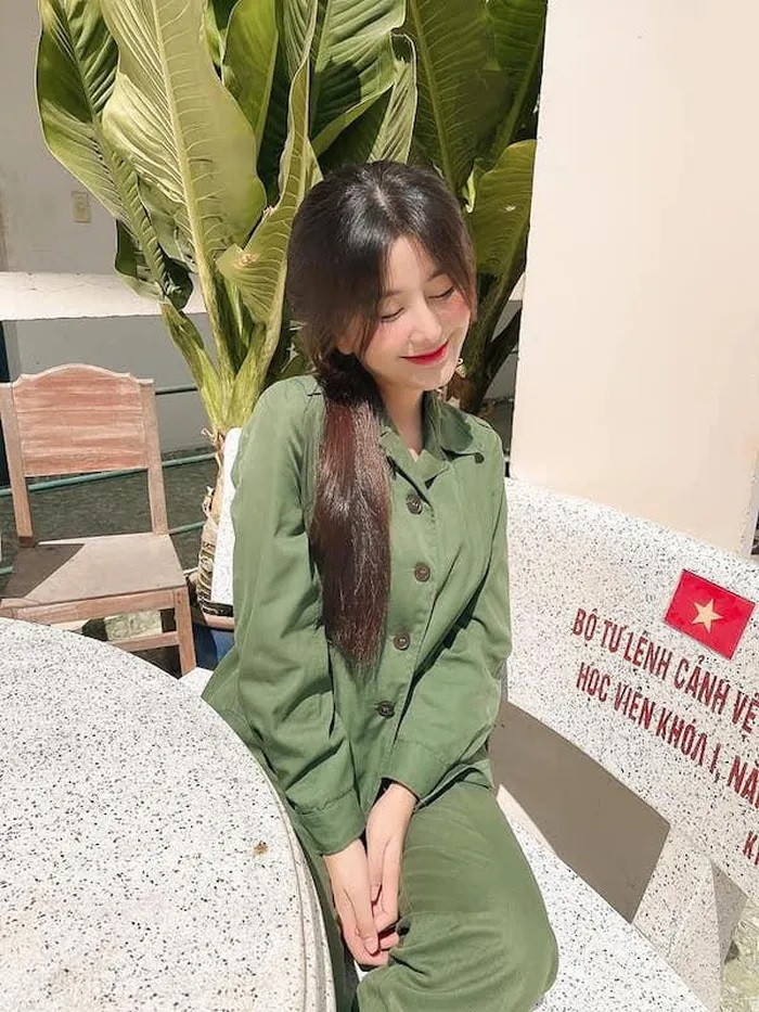 Cô bạn còn có tài kinh doanh và sở hữu cửa hàng, bất động sản riêng ở tuổi 20. Trong năm 2020, Ngọc Trân vừa tậu căn nhà giá hơn 7 tỷ đồng, làm chủ cả hàng loạt shop khiến cộng đồng mạng không khỏi xuýt xoa, ngưỡng mộ.