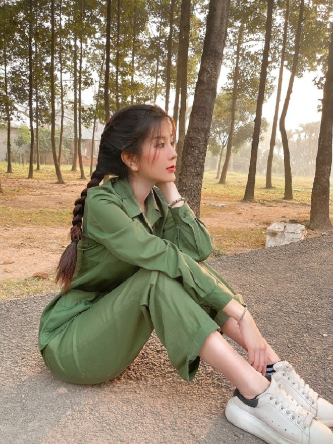 Làn da trắng trẻo, mịn màng cùng sống mũi thẳng tắp chiếm spotlight. So với những hình ảnh nóng bỏng khi làm hot girl mạng của Võ Ngọc Trân, đúng là có sự khác biệt khá thú vị.