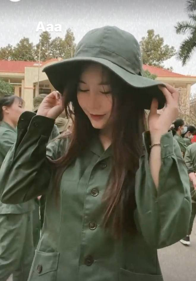 So với bạn bè cùng trang lứa, Ngọc Trân rõ ràng có sự nổi trội cả về tài năng và nhan sắc.