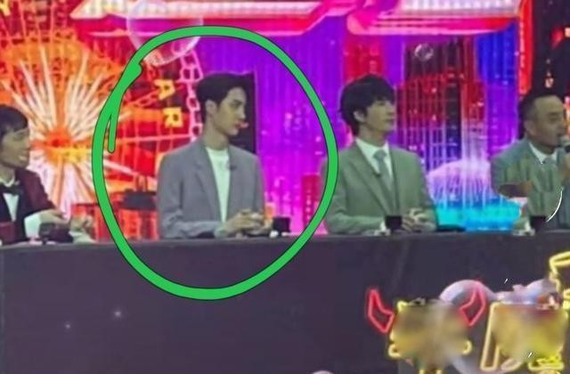 Vương Nhất Bác từ bỏ streetwear, chọn vest lịch lãm vì lý do khá đáng yêu Ảnh 4