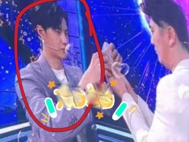 Vương Nhất Bác từ bỏ streetwear, chọn vest lịch lãm vì lý do khá đáng yêu Ảnh 5