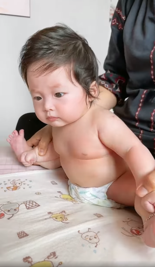Pha Lê cho con gái 3 tháng tuổi tập động tác xoạc chân