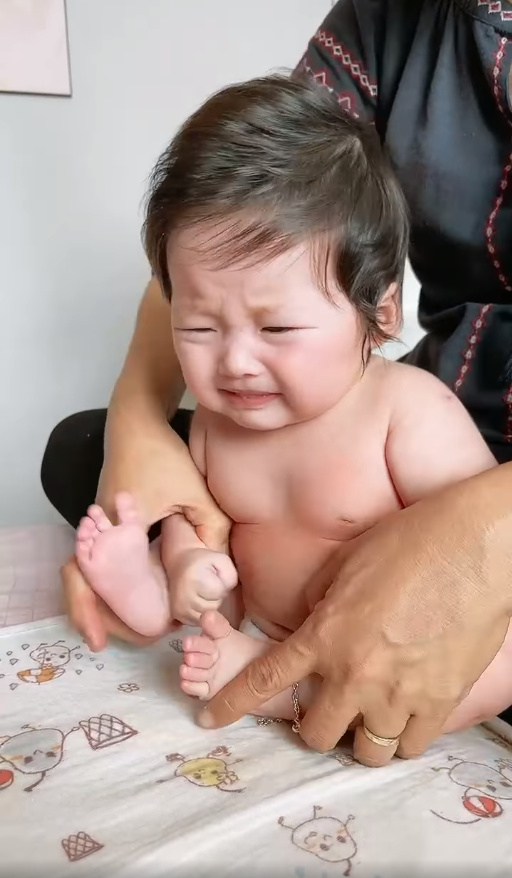 Có lẽ vì động tác khó và chưa quen nên nhóc tì rất nhanh sau đó đã mếu khóc