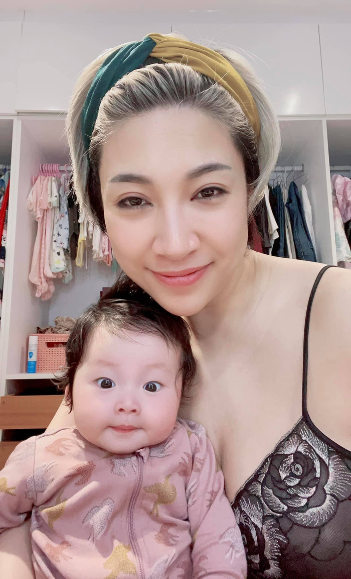 Từ lúc có con, Pha Lê luôn dành toàn bộ thời gian chăm sóc, nghiêm cứu những điều tốt nhất cho sức khỏe của con gái