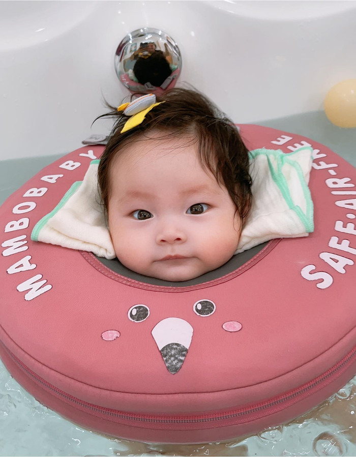 Ngoài tập yoga, Pha Lê còn cho con gái tập bơi từ sớm