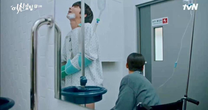 Mắc đi vệ sinh quá nên dù có ghét cũng phải nhờ vậy 