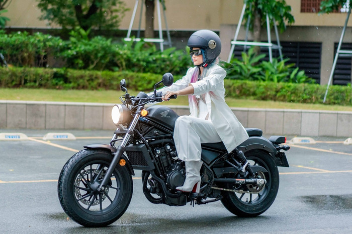 H'Hen Nie vẫn tươi cười chụp hình với fan dù thi rớt bằng lái xe Ảnh 2