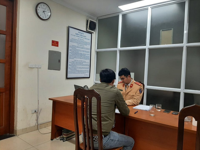 Nam thanh niên tại trụ sở công an.