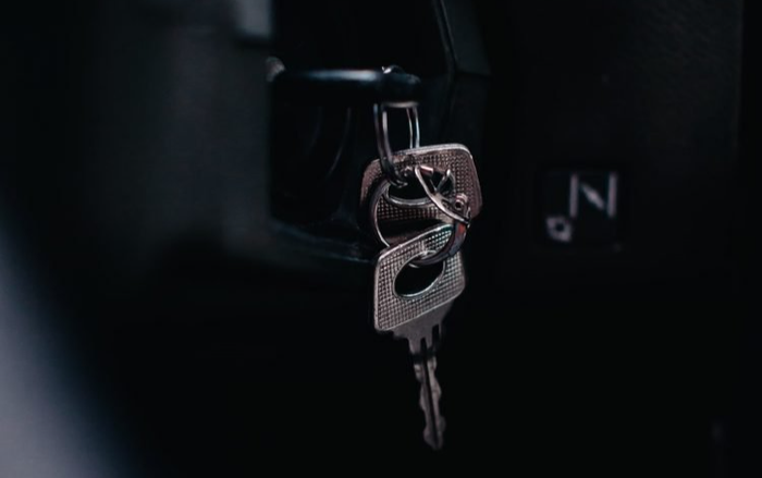 Bị tổn thương lưng vì cúi xuống nhặt chìa khoá xe công ty, nam nhân viên có hành động gây tranh cãi Ảnh 2