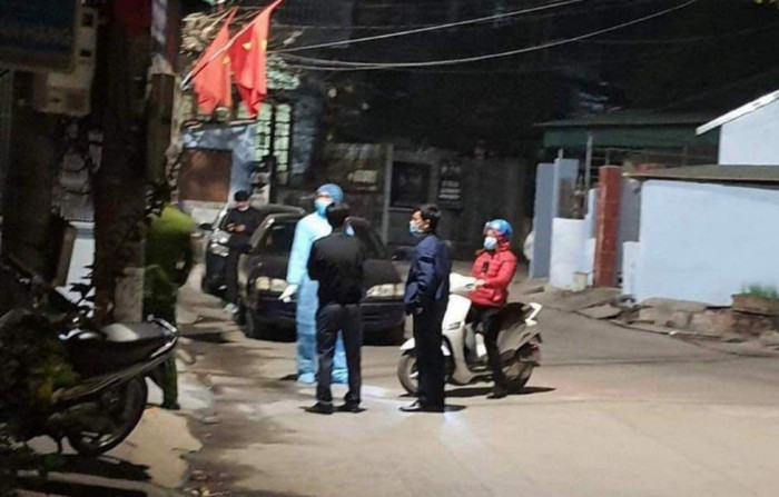 Lực lượng chức năng khử khuẩn tại Quảng Ninh sau khi phát hiện ca nghi nhiễm.